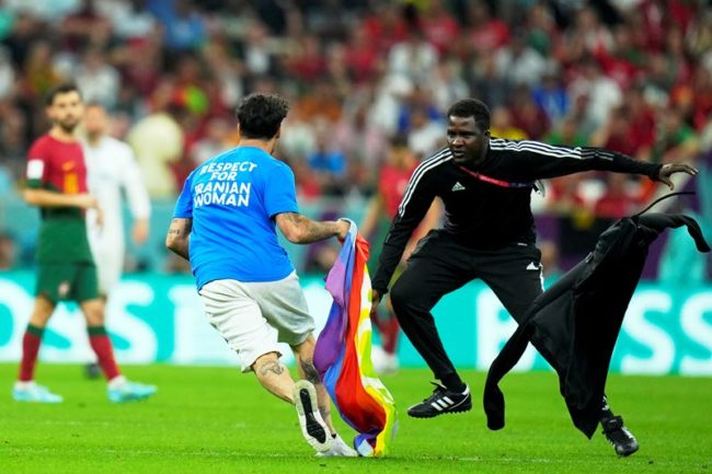 Aksi protes suporter berkaus Superman pada laga Portugal Vs Uruguay di Piala Dunia 2022. (Foto: click2houston)