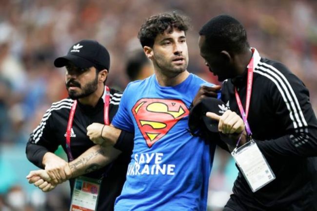 Aksi protes suporter berkaus Superman pada laga Portugal Vs Uruguay di Piala Dunia 2022. (Foto: the mirror)