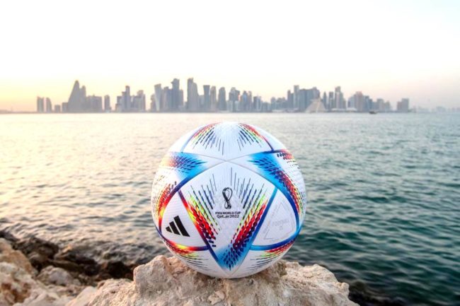 Al-Rihla bola resmi Piala Dunia 2022 Qatar yang diproduksi di Indonesia. (Foto: forbes)