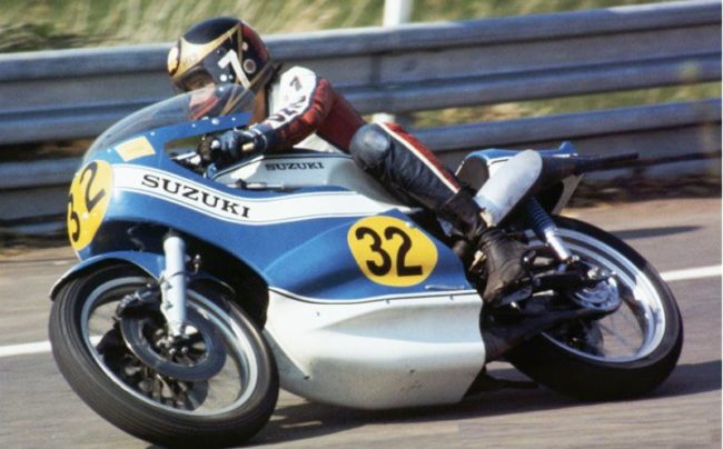 Barry Sheene menggeber Suzuki RG500 pada balap motor GP 1974. (Foto: twitter)