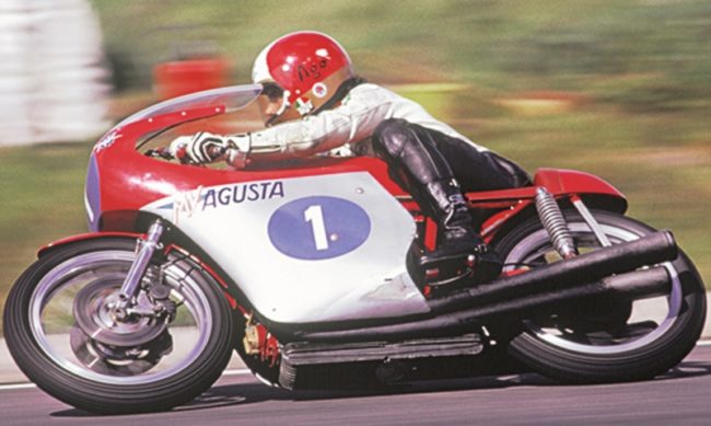 Giacomo Agostini dengan MV Agusta. (Foto: formulamoto.es)