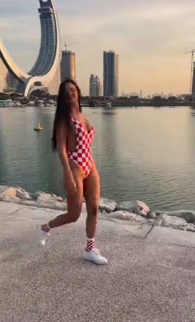 Ivana Koll berbusana renang di tepi pantai Doha saat Piala Dunia 2022 di Qatar. (Foto: Instagram)