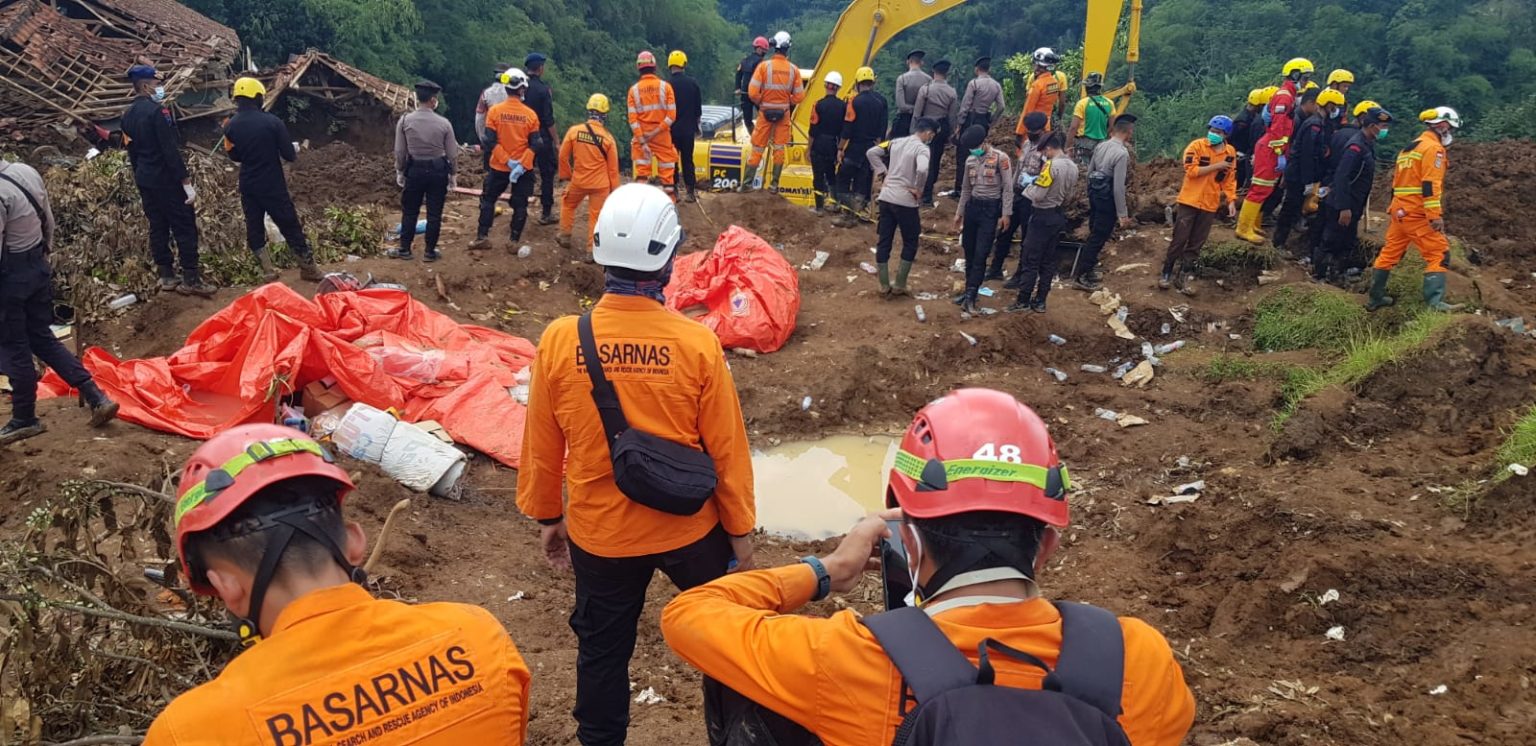 Tim Basarnas Mencari Korban Bencana Genpa Bumi Kabupaten Cianjur