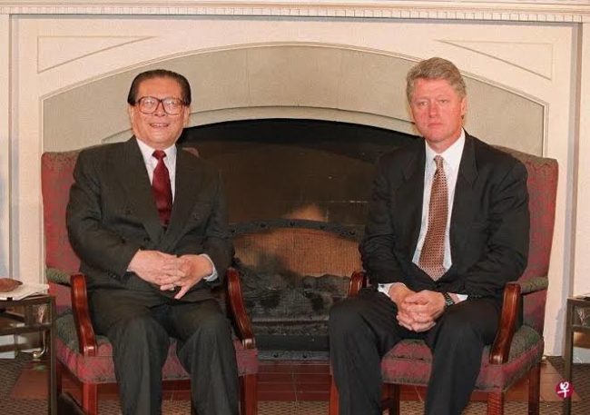 Mantan Presiden China Jiang Zemin bersama Bill Clinton