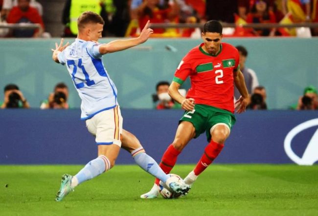 Achraf Hakimi Vs Dani Olmo di laga Maroko Vs Spanyol pada babak 16 besar Piala Dunia 2022. (Foto: beinsports)