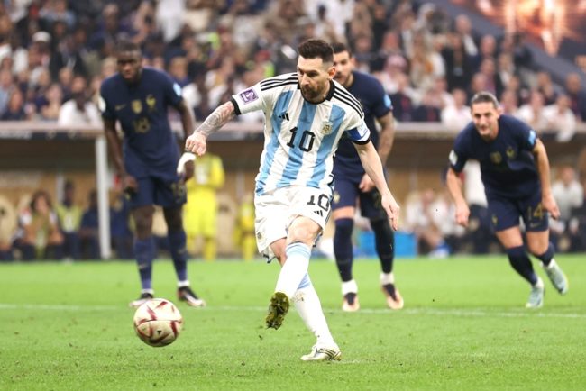 Eksekusi penalti Lionel Messi pada babak pertama Argentina Vs Prancis di final Piala Dunia 2022. (Foto: twitter varsky sports)
