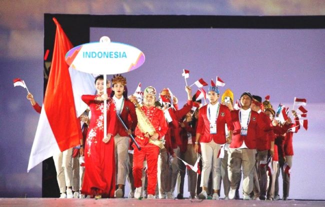 Emilia Nova -kedua dari kiri- memimpin defile kontingen Indonesia di upacara pembukaan SEA Games 2021 Hanoi Vietnam. (Foto: wideazone)