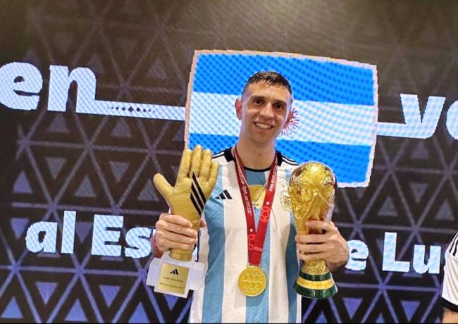 Emiliano Martinez dengan trofi Kiper Terbaik Piala Dunia 2022. (Foto: Twitter Emi Martinez)