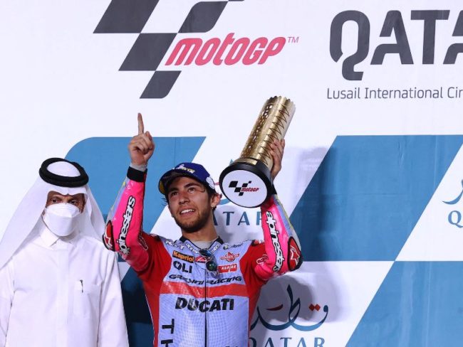 Enea Bastianini merebut kemenangan perdananya di MotoGP pada MotoGP Qatar 2022. (Foto: elpais)