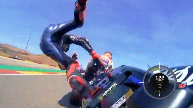 Fabio Quartararo terjatuh usai menyenggol bagian belakang motor Marc Marquez di lap pertama MotoGP Aragon 2022. (Foto: motogp)