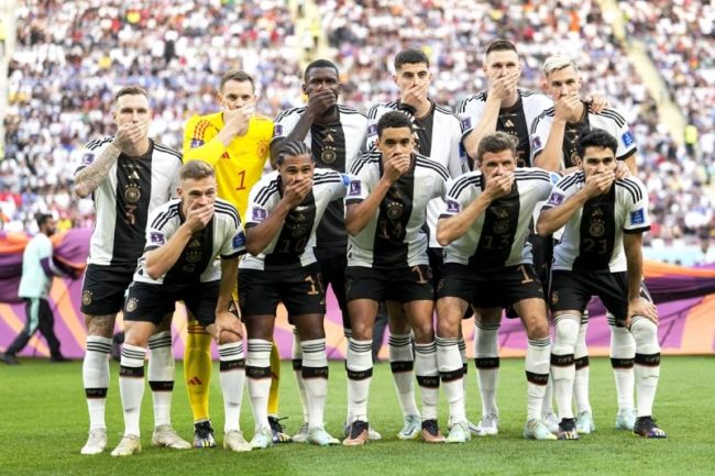 Foto membungkam mulut timnas Jerman sebelum lawan Jepang pada laga pertama Grup E di Piala Dunia 2022 Qatar. (Foto: bloomberg)
