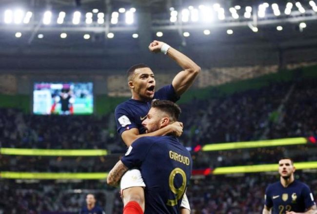 Kylian Mbappe dan Olivier Giroud merayakan gol pada laga Prancis Vs Polandia di 16 besar Piala Dunia 2022. (Foto: aawsat)