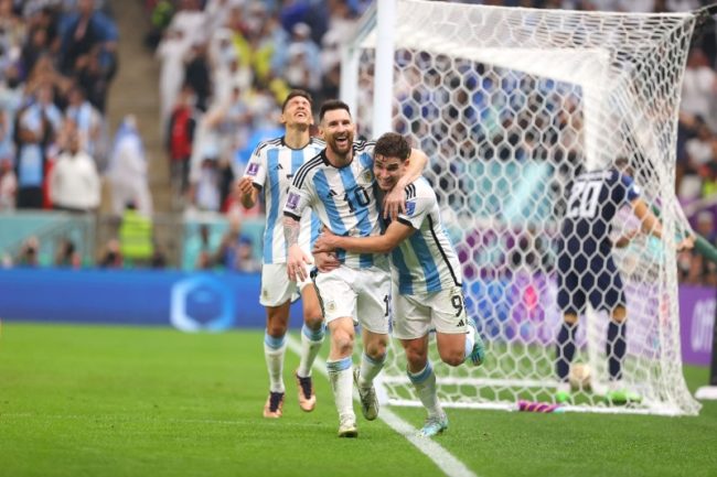 Lionel Messi dan Julian Alvarez merayakan gol dalam laga Argentina Vs Kroasia di semifinal Piala Dunia 2022. (Foto: FIFA)