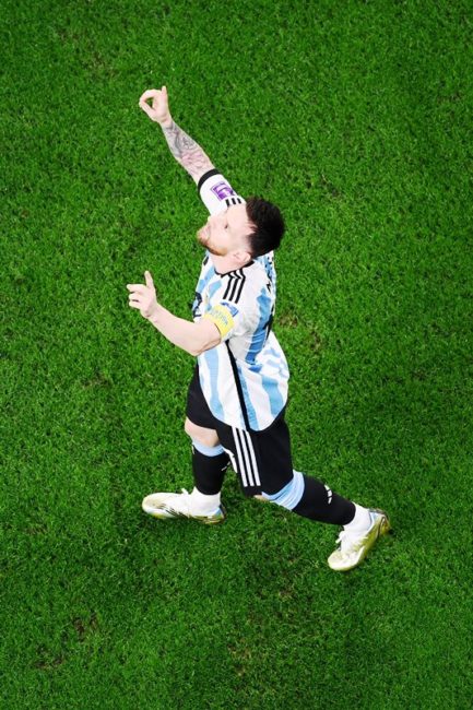 Lionel Messi merayakan golnya dalam laga Argentina Vs Australia di babak 16 besar Piala Dunia 2022. (Foto: FIFA)