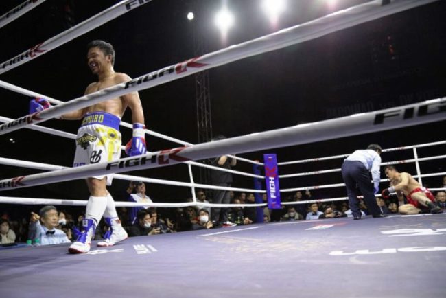 Manny Pacquiao saat menjatuhkan Bruce Lee Korea atau DK Yoo dalam tarung eksibisi Minggu 11 Desember 2022. (Foto: asian MMA)