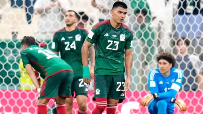 Para pemain timas Meksiko tertunduk lesu karena gagal melaju ke babak 16 besar Piala Dunia 2022. (Foto: skysports)