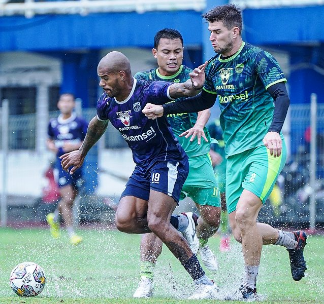 Persib Bandung berlatih jelang duel kontra Persik Kediri pada Liga 1 Rabu 7 Desember 2022. (Foto: Persib Bandung)