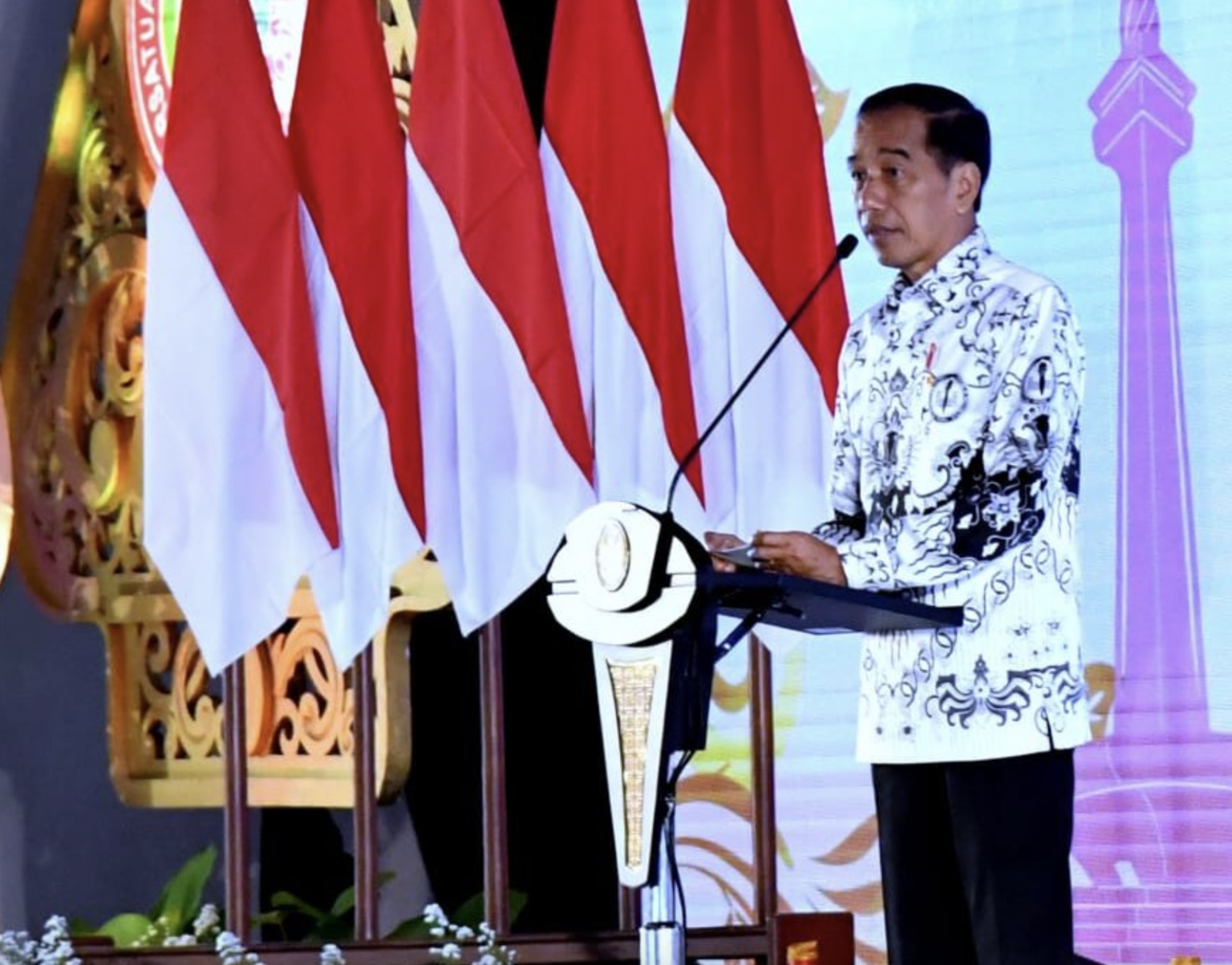 Presiden Jokowi menghadiri Puncak Peringatan Hari Ulanng Tahun (HUT) ke-77 Persatuan Guru Republik Indonesia dan Hari Guru Nasional di Semarang, Jawa Tengah