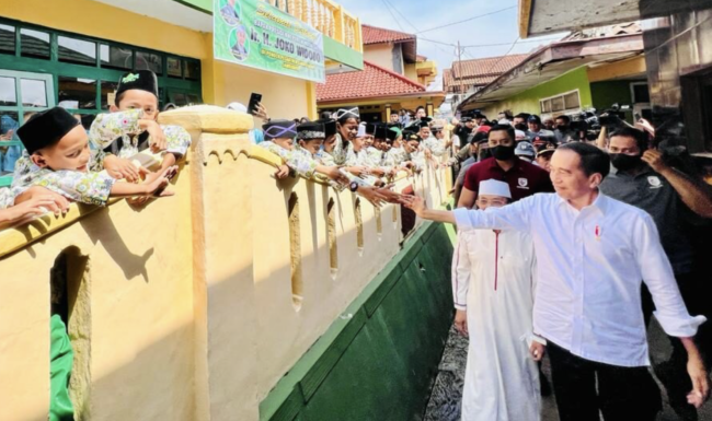 Presiden Jokowi mengunjungi Ponpes Darul Falah, Cianjur, Jawa Barat.