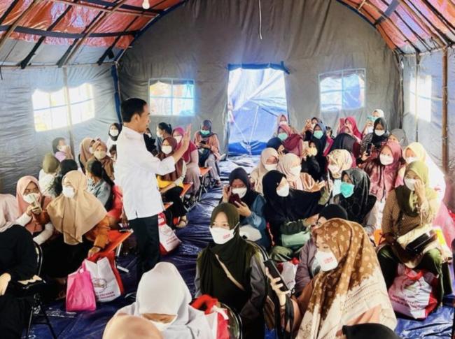 Presiden Jokowi kembali mengunjungi korban gempa Cianjur, Jawa Barat.