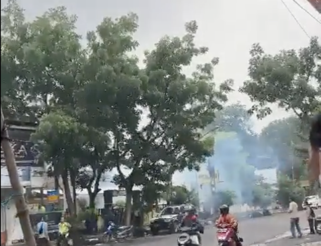 Ledakan bom di Polsek Astanaanyar, Bandung.