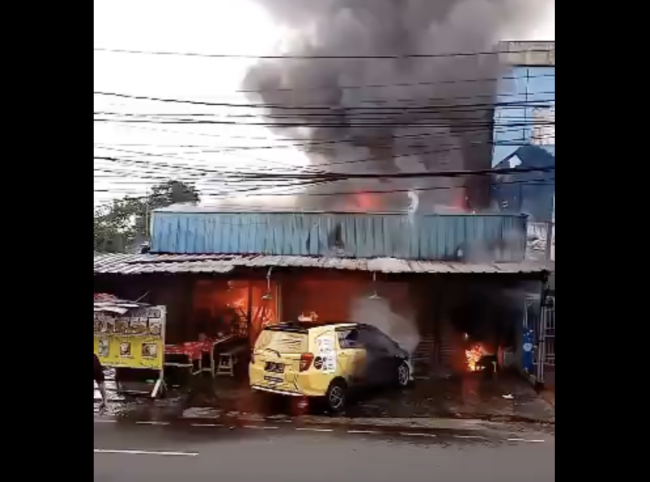 Kebakaran bengkel mobil di kawasan Kramatjati, Jakarta Timur.