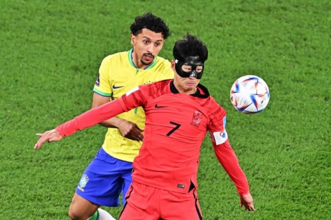 Son Heung-min dalam laga Brasil Vs Korea Selatan di babak 16 besar Piala Dunia 2022. (Foto: koreatimes)