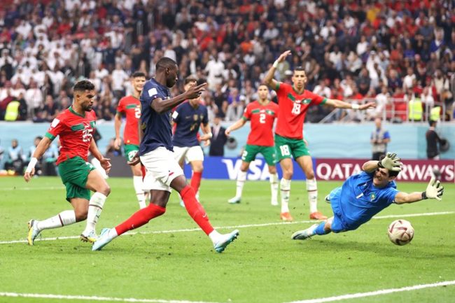 Sontekan Randal Kolo Muani dalam laga Prancis Vs Maroko di semifinal Piala Dunia 2022. (Foto: FIFA)