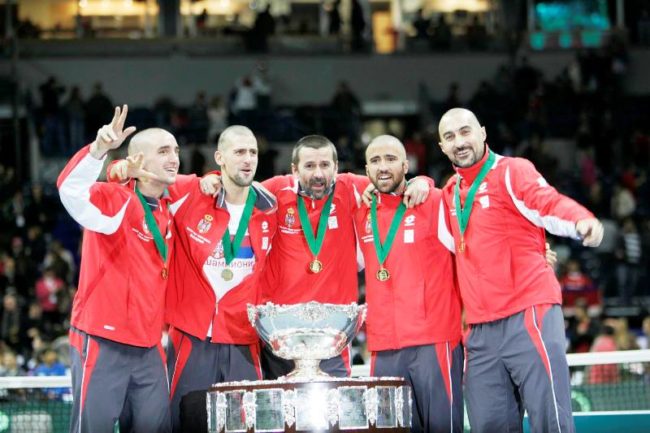 Tim tenis Serbia saat memenangkan Piala Davis 2010. (Foto: novakdjokovic com)