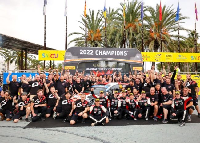 Toyota Gazoo Racing WRT merayakan gelar juara dunia tim pabrikan Reli Dunia 2022. (Foto: autosport-web jp)