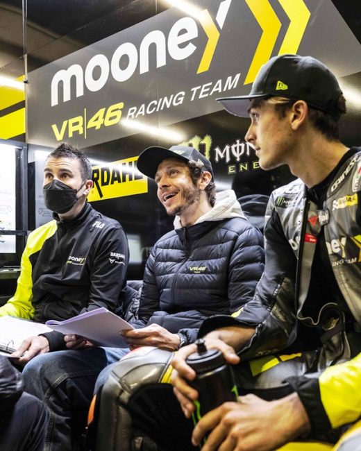 Valentino Rossi -tengah- bersama Luca Marini -kanan- di garasi tim VR46 pada MotoGP 2022. (Foto: Mooney VR46)