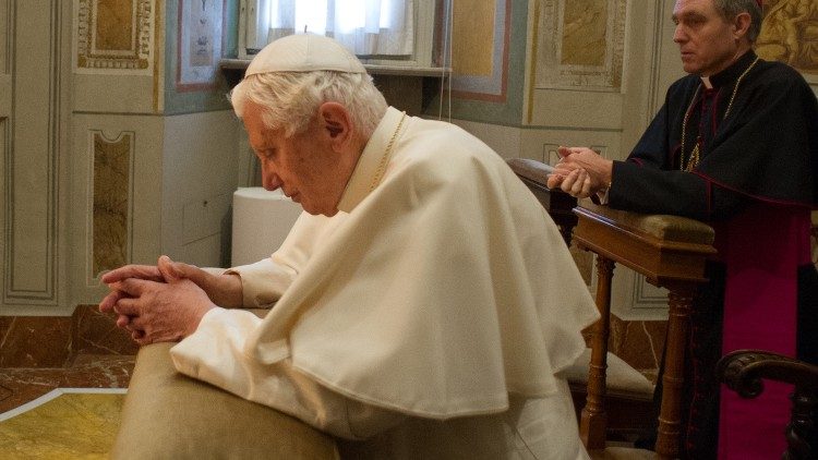 Paus Benediktus XVI saat misa di kamarnya, 30 Desember 2022.