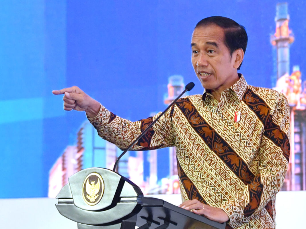 Presiden Jokowi kenakan batik saat membuka acara