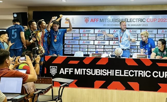 Alexandre Polking merayakan kemenangan Thailand di final Piala AFF 2022 bersama timnya di ruang jumpa pers. (Foto: tuoitre)