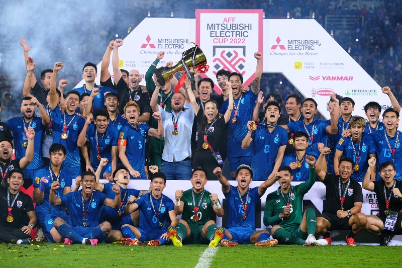 Alexandre Polking merayakan kemenangan Thailand di final Piala AFF 2022 bersama timnya. (Foto: affmitsubishielectriccup)