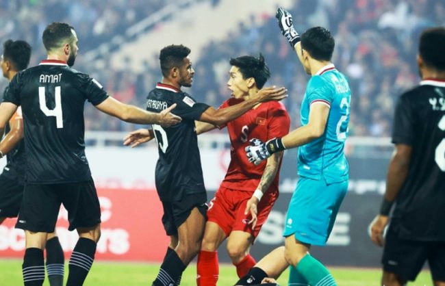 Doan Van Hau  -merah- dikeroyok pemain timnas Indonesia pada leg kedua semifinal Piala AFF 2022. (Foto: tuoitre)