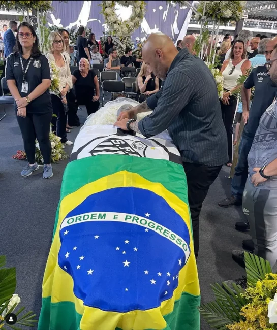 Jenazah Pele disemayamkan dalam peti mati berbalut bendera Santos FC dan timnas Brasil. (Foto: Instagram Kelly Nascimento)