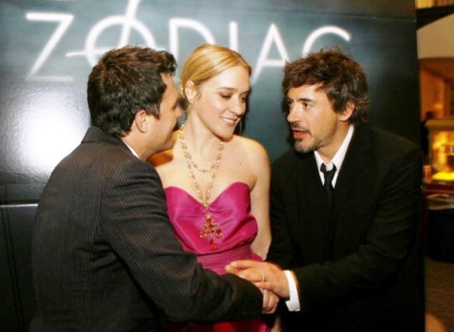 Mark Rufallo -kiri- bersama Chloe Sovigny dan Robert Downey Jr membintangi film serial killer berjudul Zodiac. (Foto: pinterest)