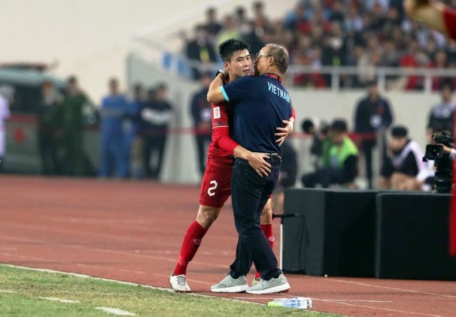 Park Hang-seo coba menghibur pemain Tim Nasional Vietnam usai kalah agregat 2-3 di final Piala AFF 2022 oleh Thailand. (Foto: tuoitre)