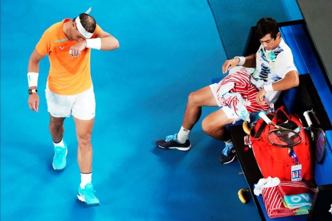 Rafael Nadal -kiri- tersingkir dari Australian Open 2023 di babak kedua. (Foto: oregon live)