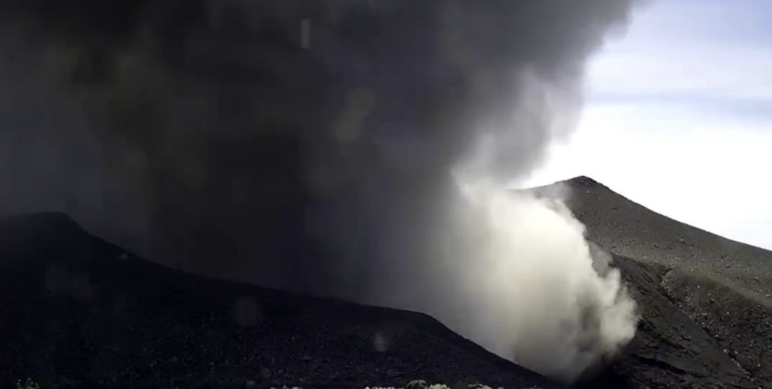 Erupsi Gunung Marapi pada Kamis, 12 Januari 2023.