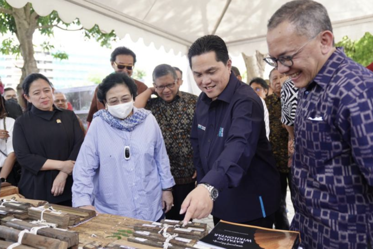 Menteri BUMN Erick bersama Megawati Soekarno Putri dan Puan Maharani meninjau pembangunan Kawasan Ekonomi Khusus (KEK) Kesehatan dan Pariwisata di Sanur, Bali, Senin (16/1/23).