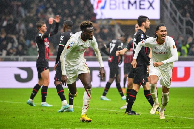 Tammy Abraham -kiri berkostum putih- merayakan golnya dalam laga AC Milan Vs AS Roma di Liga Italia Senin 9 Januari 2023 WIB. (Foto: AS Roma)