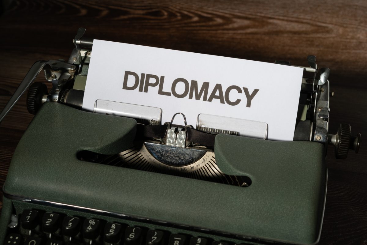 Makna Diplomasi, Contoh Kasus Keberhasilan dan Kegagalan