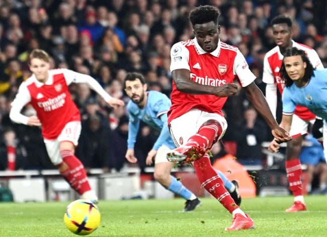 Bukayo Saka mencetak gol penalti dalam laga Arsenal Vs Manchester City pada Kamis 16 Februari 2023 jelang pagi WIB. (Foto: Arsenal FC)