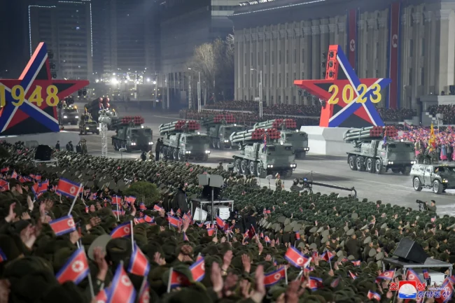 Korea Selatan marah Korea Utara pamer kekuatan militer baru dalam parade besar-besaran di Pyongyang, pada Rabu 8 Februari 2023 malam waktu setempat. (Foto: KCNA)