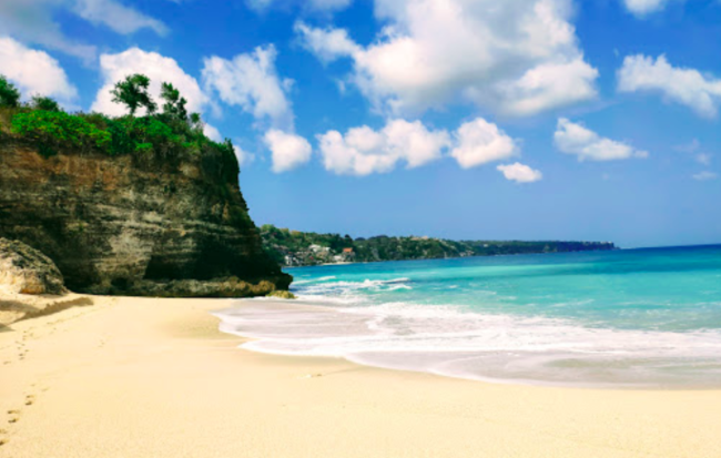 Pasir Putih dan Tebing di Dreamland Beach Bali (Foto: googlemaps/anastasiiaparshyna)