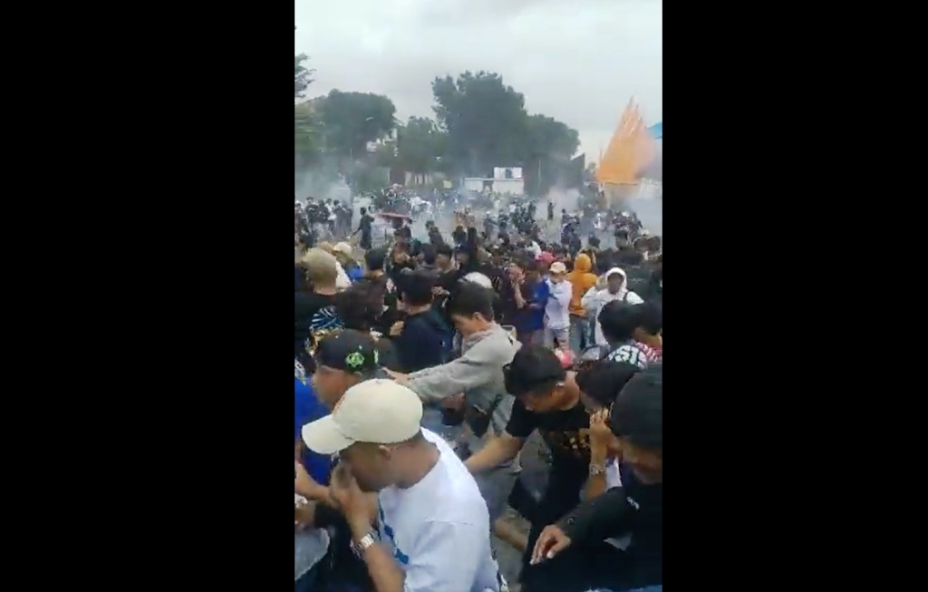 Polisi tembakkan gas air mata ke suporter PSIS Semarang di luar Stadion Jatidiri pada Jumat 17 Februari 2023 sore WIB. Foto - Twitter
