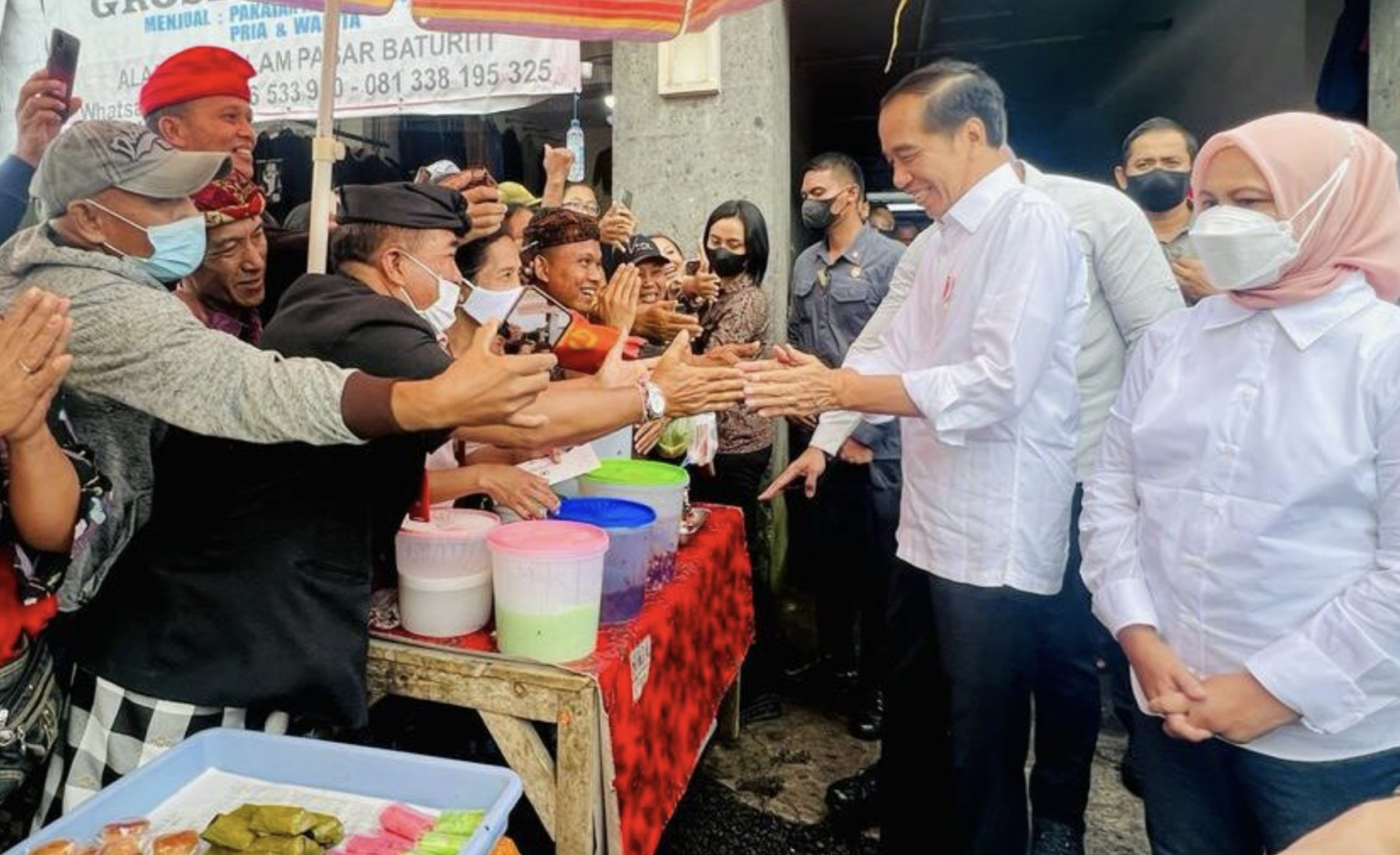 Presiden Joko Widodo meninjau Pasar Baturiti di Kabupaten Tabanan, Provinsi Bali, pada Kamis, 2 Februari 2023. Foto: BPMI Setpres
