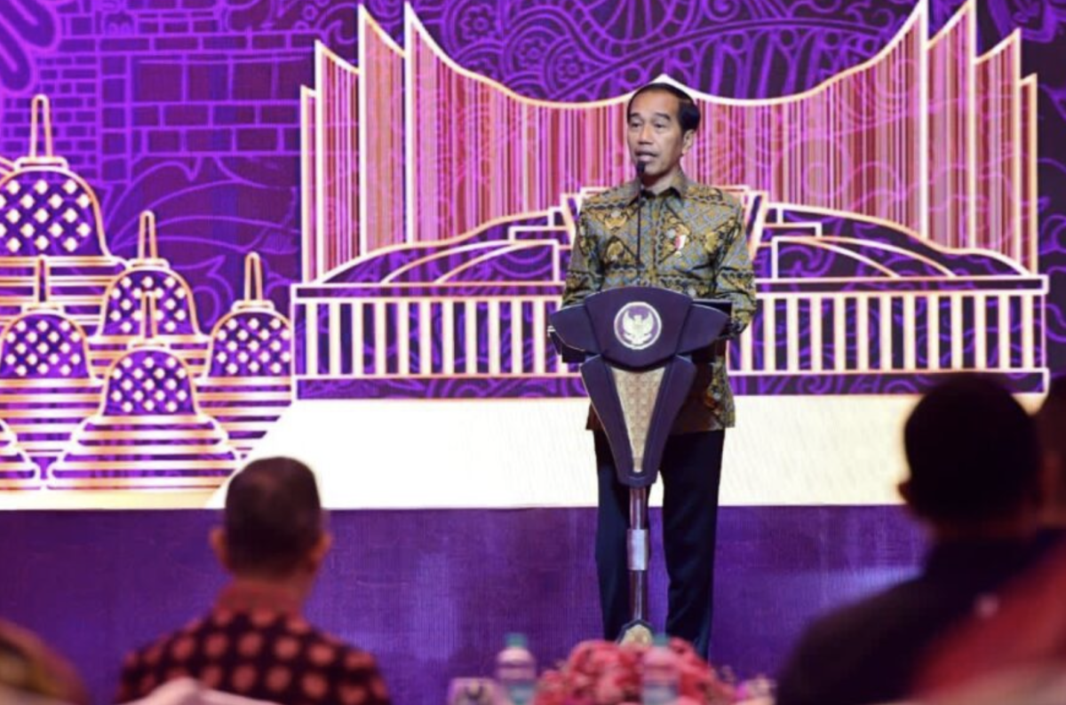 Presiden Joko Widodo menyampaikan sambutannya saat menghadiri Pertemuan Tahunan Industri Jasa Keuangan (PTIJK) Tahun 2023 di Hotel Shangri-La, Jakarta, Senin, 6 Februari 2023. Foto: BPMI Setpres/Lukas